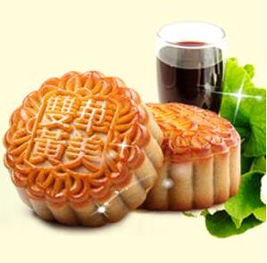 春去秋來收獲日， 金秋團(tuán)圓月，華美月餅香。待到月圓中秋夜， 歸故里，見爹娘。
